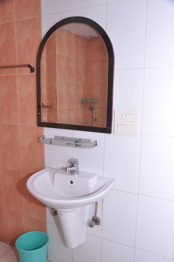 Hotel Samrat Kaushambi Ghaziabad Bagian luar foto