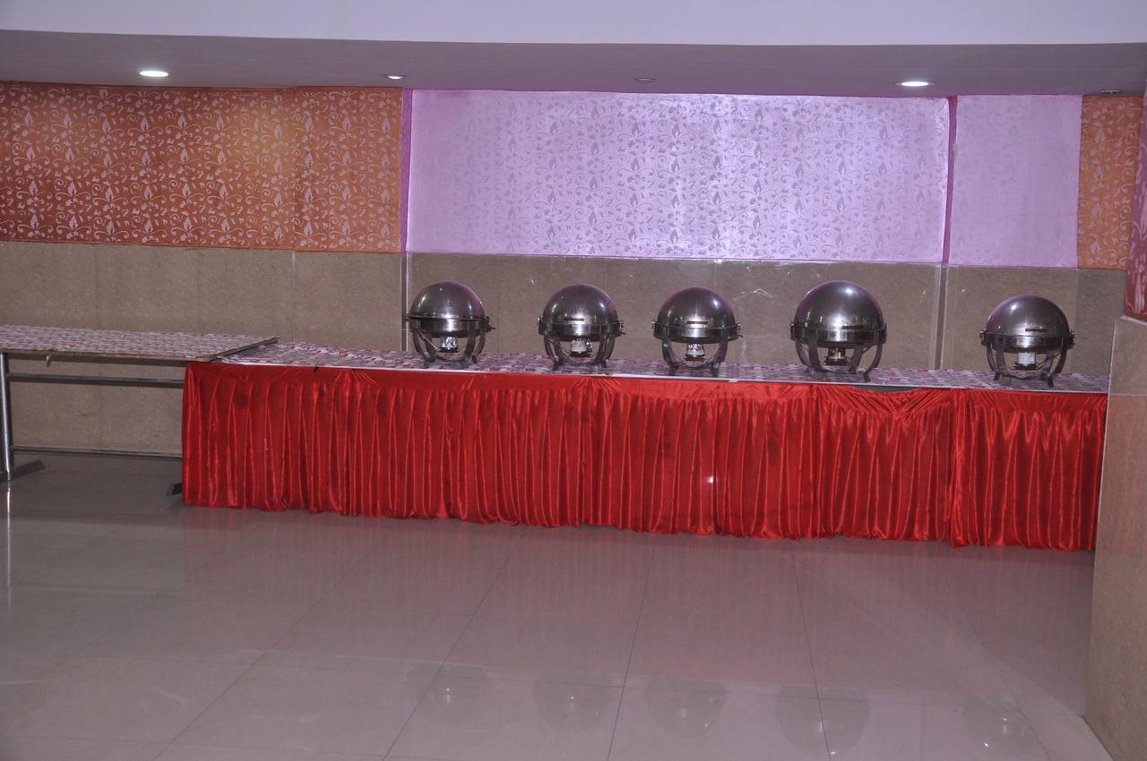 Hotel Samrat Kaushambi Ghaziabad Bagian luar foto
