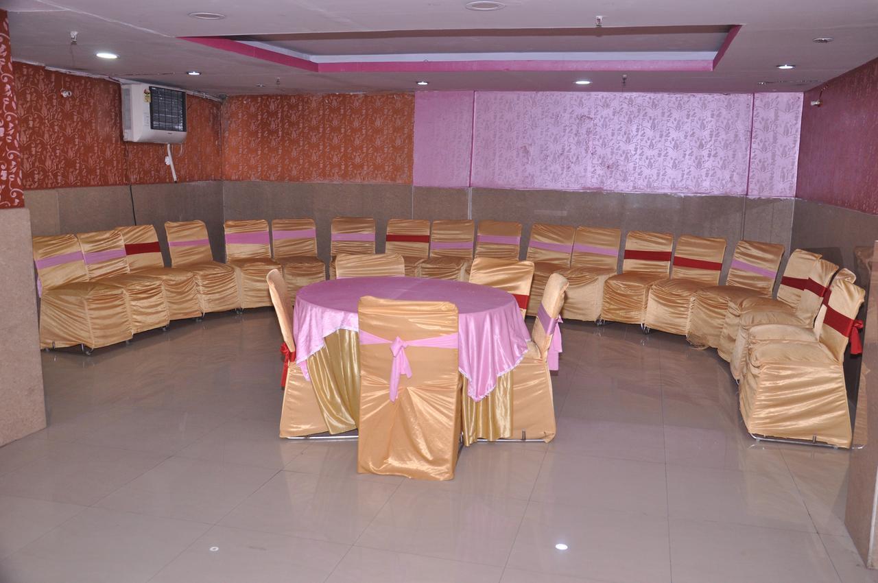 Hotel Samrat Kaushambi Ghaziabad Bagian luar foto