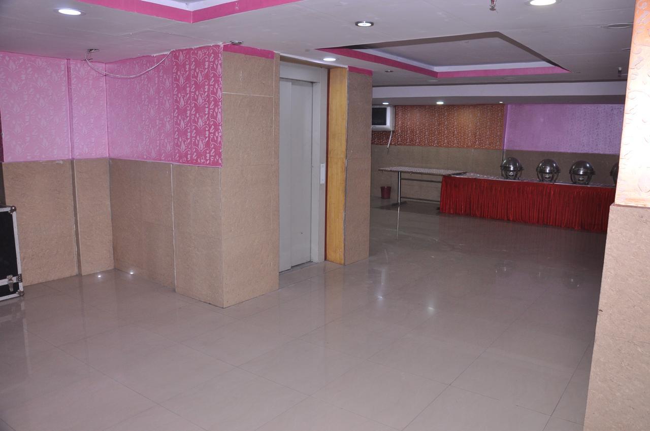 Hotel Samrat Kaushambi Ghaziabad Bagian luar foto