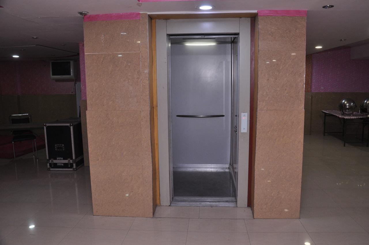 Hotel Samrat Kaushambi Ghaziabad Bagian luar foto