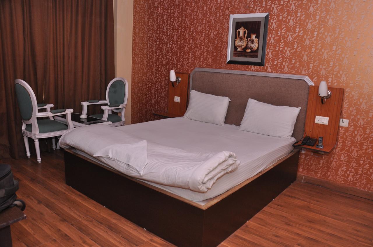 Hotel Samrat Kaushambi Ghaziabad Bagian luar foto