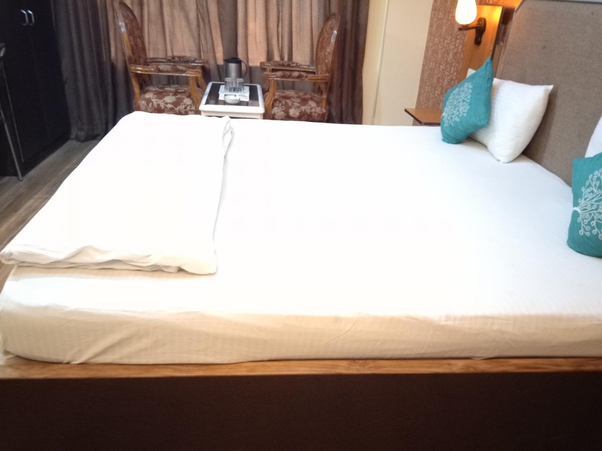 Hotel Samrat Kaushambi Ghaziabad Bagian luar foto