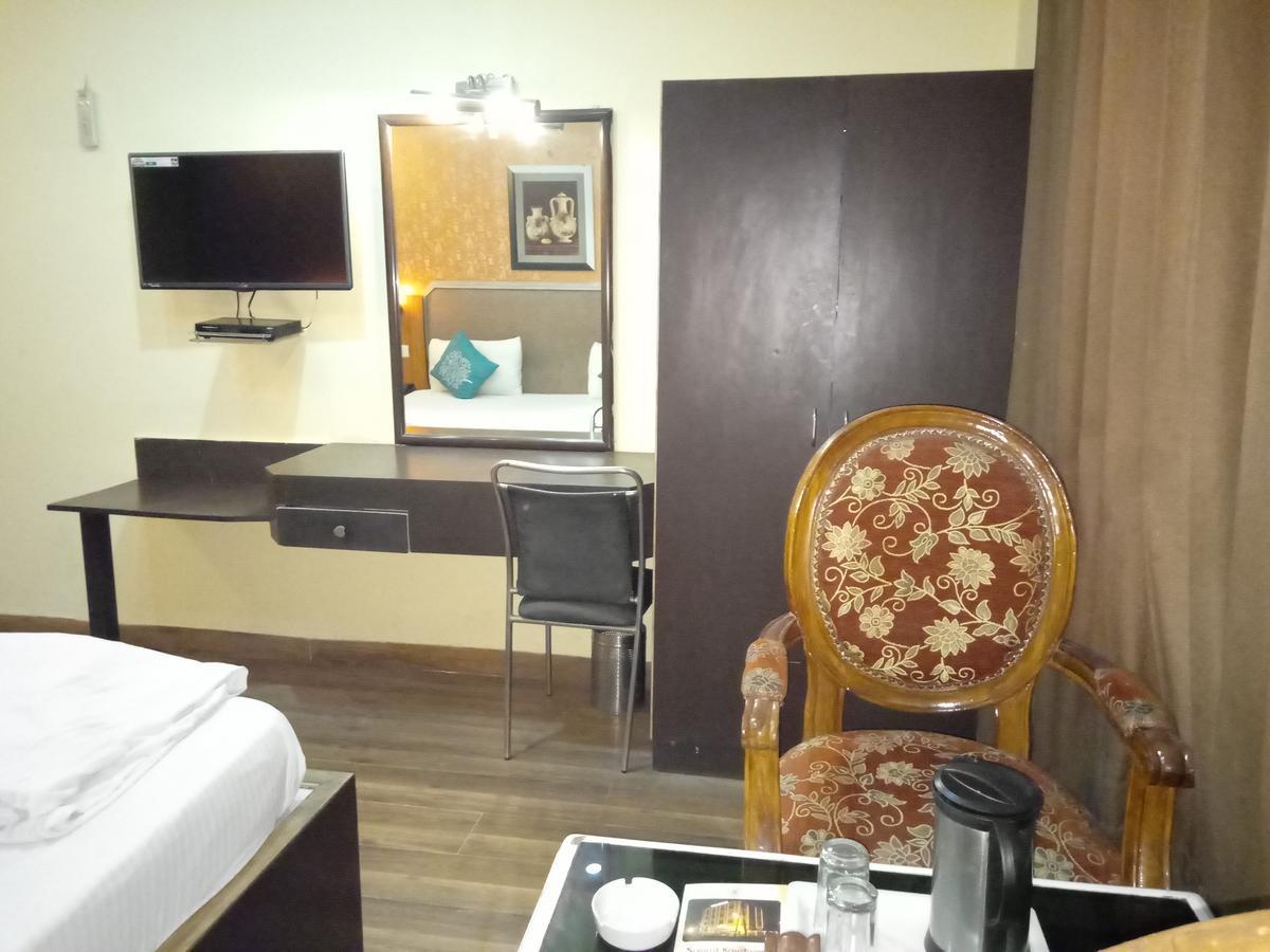 Hotel Samrat Kaushambi Ghaziabad Bagian luar foto
