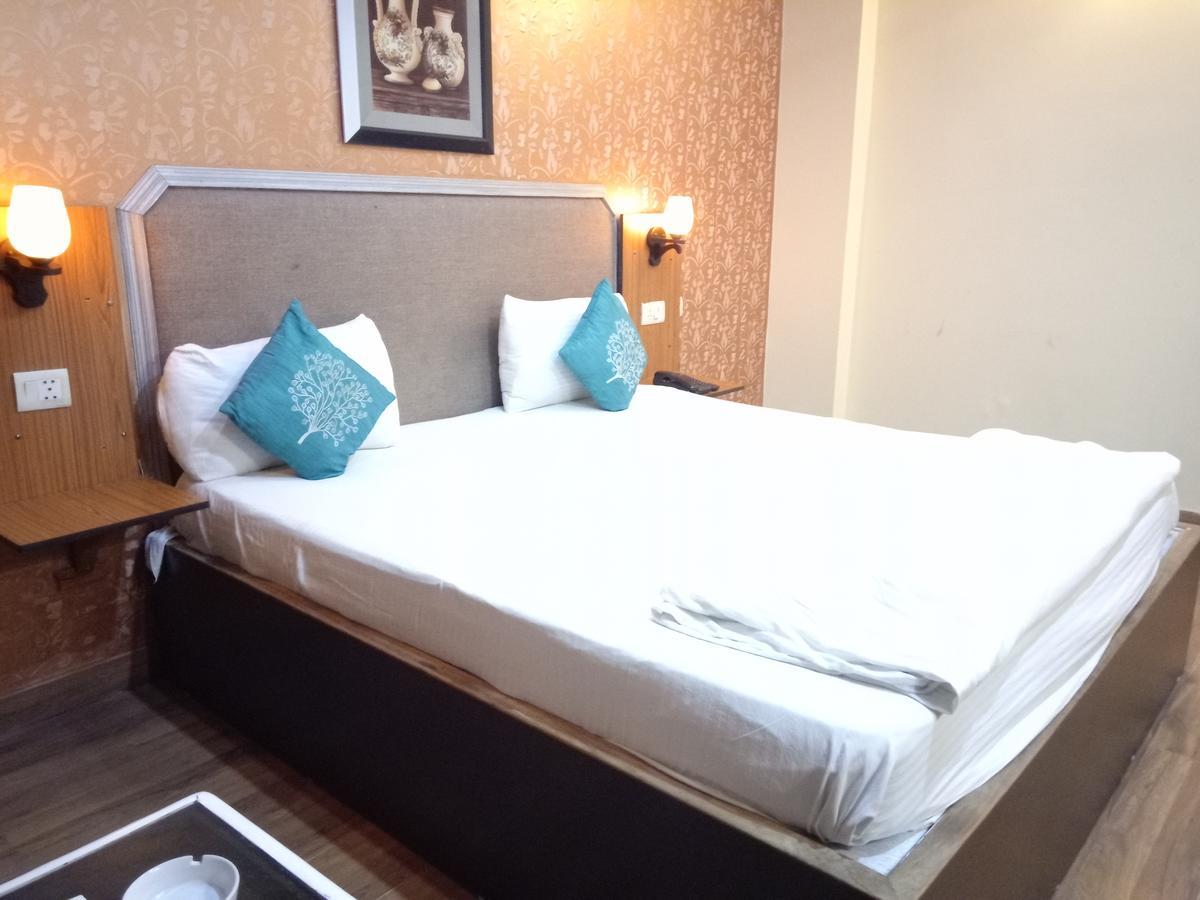 Hotel Samrat Kaushambi Ghaziabad Bagian luar foto