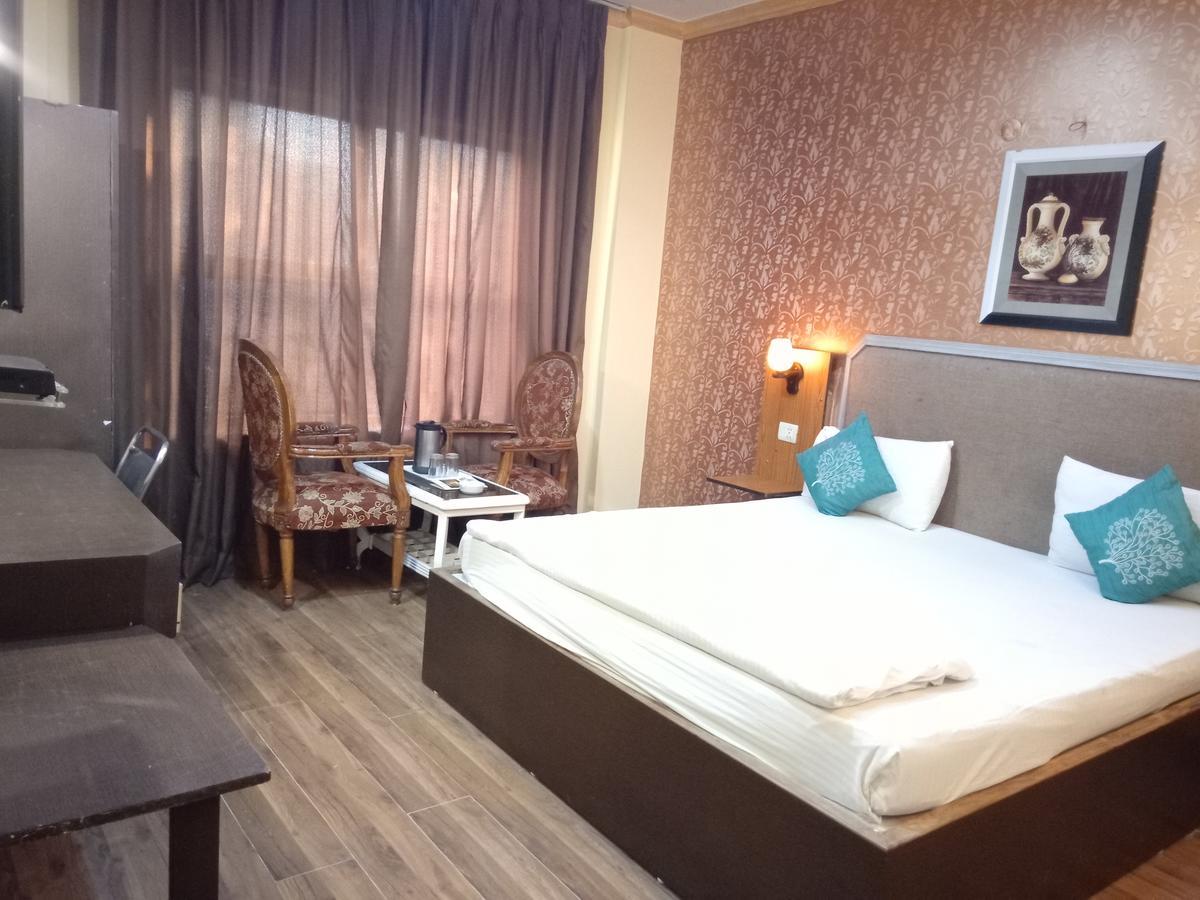 Hotel Samrat Kaushambi Ghaziabad Bagian luar foto