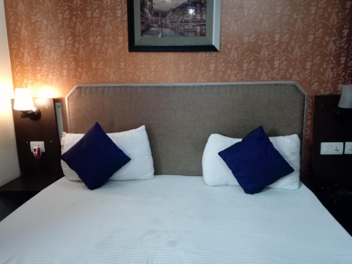 Hotel Samrat Kaushambi Ghaziabad Bagian luar foto