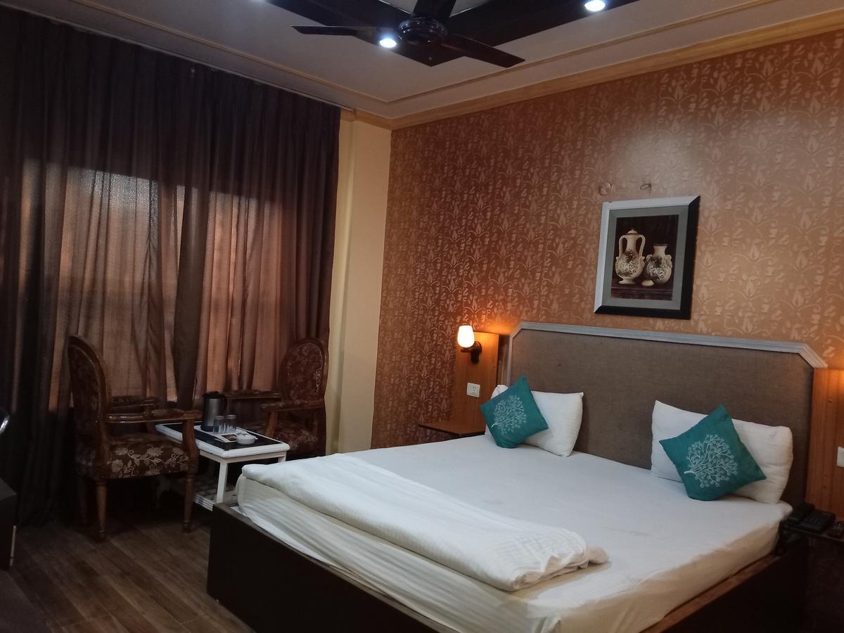 Hotel Samrat Kaushambi Ghaziabad Bagian luar foto