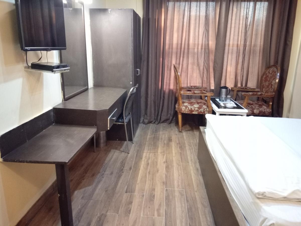 Hotel Samrat Kaushambi Ghaziabad Bagian luar foto