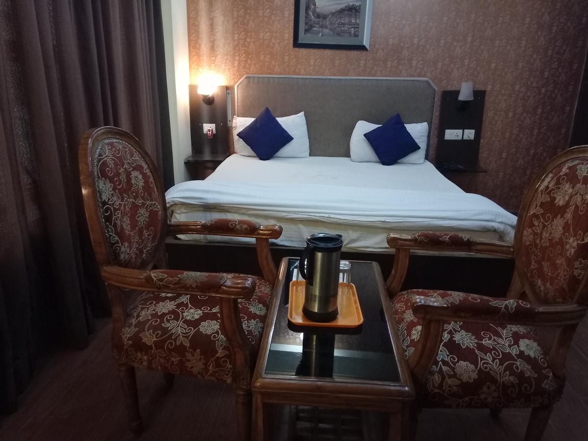 Hotel Samrat Kaushambi Ghaziabad Bagian luar foto