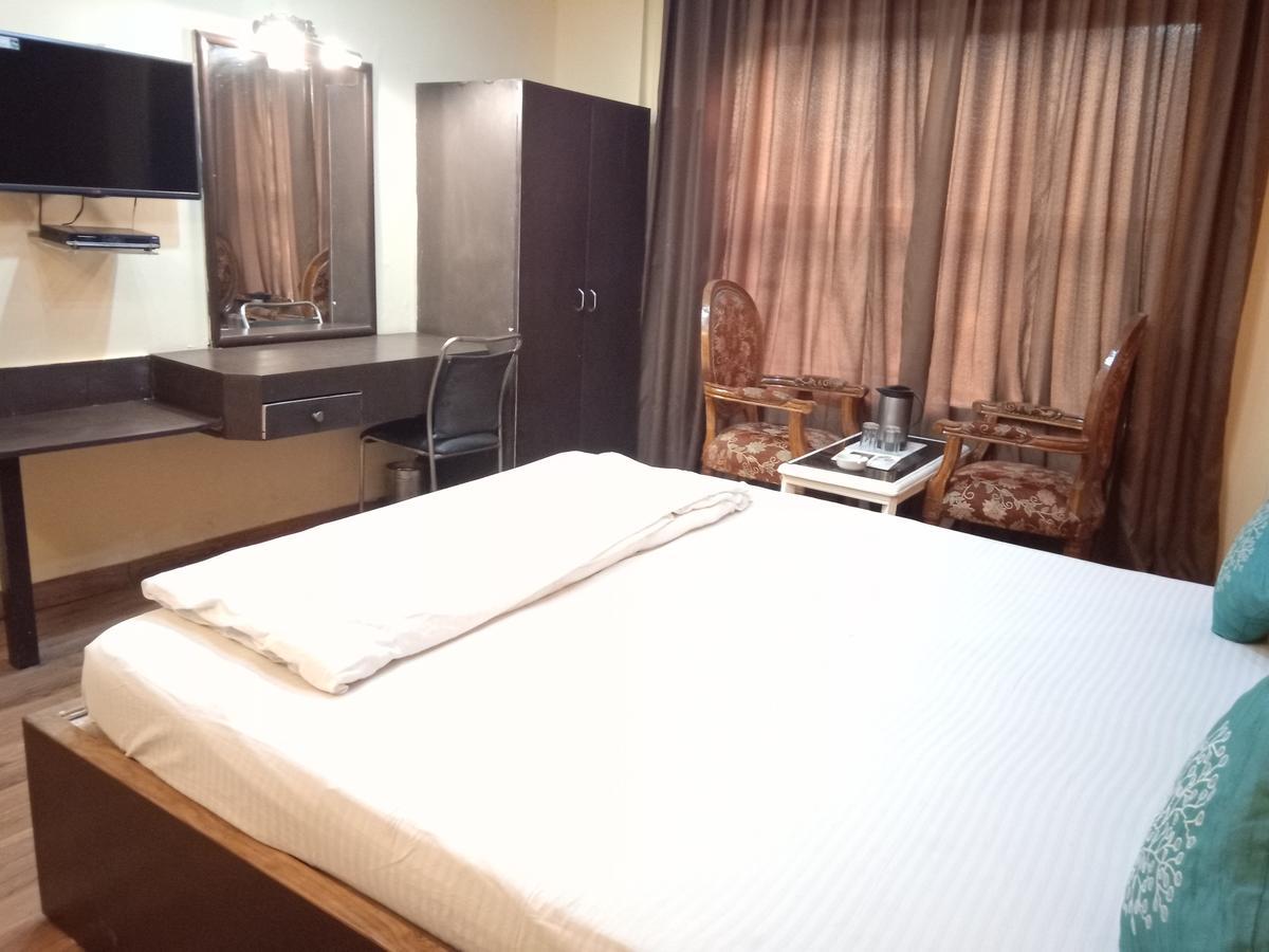 Hotel Samrat Kaushambi Ghaziabad Bagian luar foto