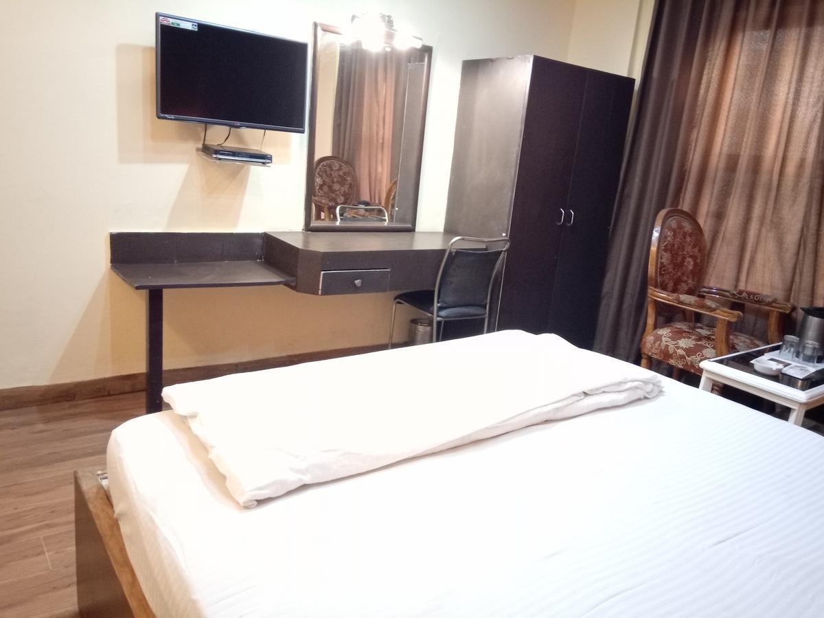 Hotel Samrat Kaushambi Ghaziabad Bagian luar foto